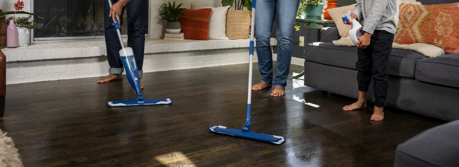 https://www.bona.com/globalassets/why-are-microfiber-mops-better-for-cleaning-hero.png